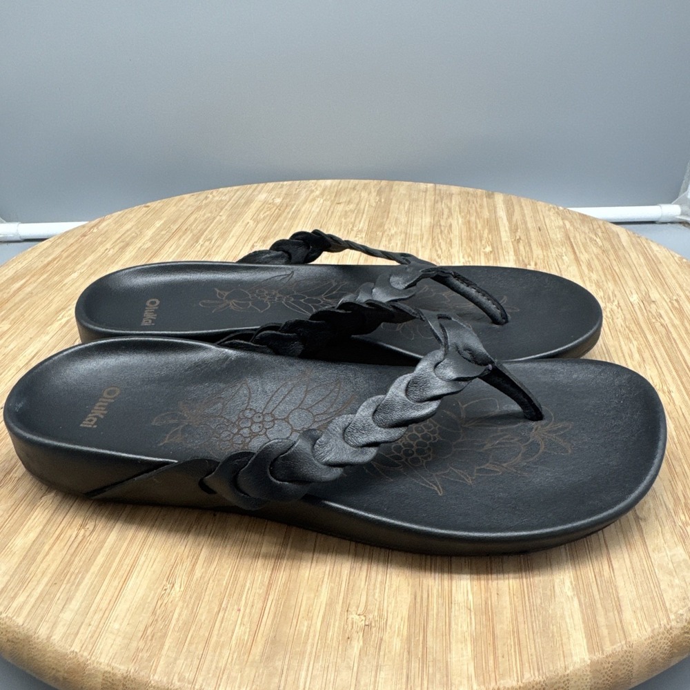 OluKai Lei Leather Flip Flops in lava rock black Size 7 EUC Women's